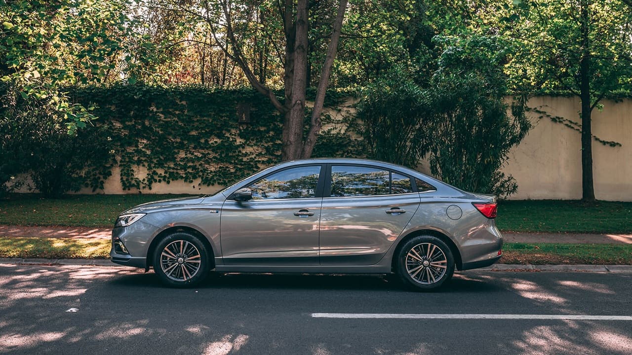 MG MG 5 2024 vista lateral